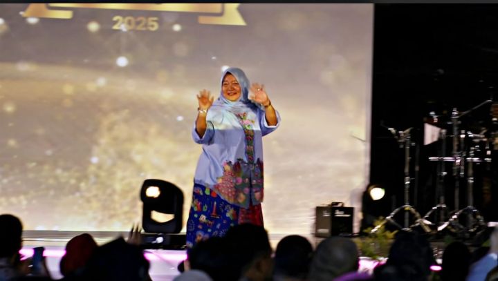 Anggota Fraksi Demokrat di DPRD DKI Jakarta, Neneng Hasanah saat mendapatkan penghargaan BK Award 2025.(foto sofian/ipol.id)