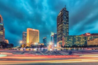 Ilustrasi, Kota Jakarta pada malam hari. Foto: Istock @StockByM