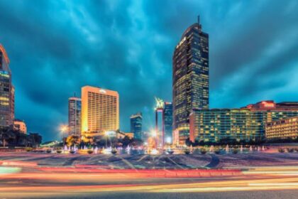 Ilustrasi, Kota Jakarta pada malam hari. Foto: Istock @StockByM