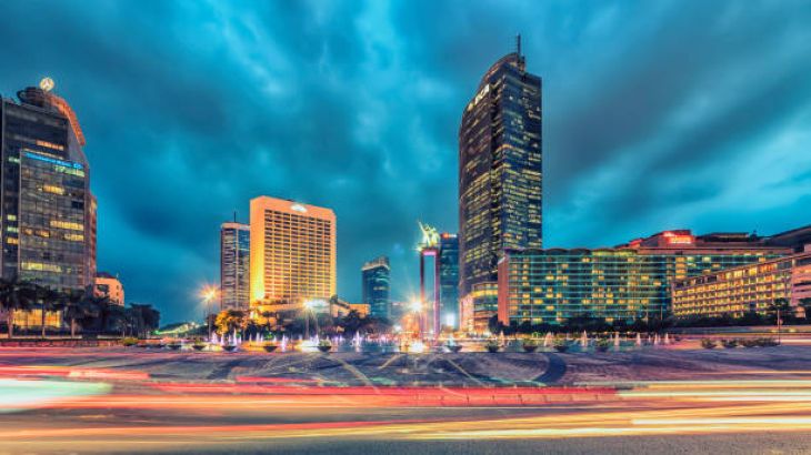 Ilustrasi, Kota Jakarta pada malam hari. Foto: Istock @StockByM