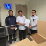 Jaksa Tri Taruna Fariadi (paling kiri) saat diserahkan oleh Kejaksaan Agung kepada Komisi Pemberantasan Korupsi (KPK). Foto: Puspenkum Kejaksaan Agung