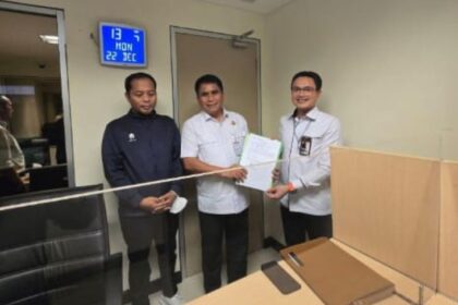 Jaksa Tri Taruna Fariadi (paling kiri) saat diserahkan oleh Kejaksaan Agung kepada Komisi Pemberantasan Korupsi (KPK). Foto: Puspenkum Kejaksaan Agung