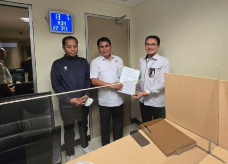 Jaksa Tri Taruna Fariadi (paling kiri) saat diserahkan oleh Kejaksaan Agung kepada Komisi Pemberantasan Korupsi (KPK). Foto: Puspenkum Kejaksaan Agung