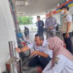 Petugas Dinas Perindustrian dan Perdagangan (Disperindag) Kabupaten Tangerang tengah melakukan pengecekan akurasi alat ukur bahan bakar minyak (BBM) di sejumlah Stasiun pengisian bahan bakar (SPBU) jelang Natal dan Tahun Baru (Nataru) 2025-2026.
