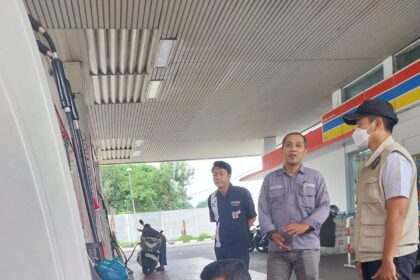 Petugas Dinas Perindustrian dan Perdagangan (Disperindag) Kabupaten Tangerang tengah melakukan pengecekan akurasi alat ukur bahan bakar minyak (BBM) di sejumlah Stasiun pengisian bahan bakar (SPBU) jelang Natal dan Tahun Baru (Nataru) 2025-2026.