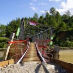 Warga Desa Penomon Jaya bergotong royong membuat jembatan sementara di Jembatan Atu Peltak di Kecamatan Rikit Gaib, Kabupaten Gayo Lues, Aceh, Rabu (24/12/2025). Foto: Ist