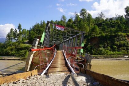 Warga Desa Penomon Jaya bergotong royong membuat jembatan sementara di Jembatan Atu Peltak di Kecamatan Rikit Gaib, Kabupaten Gayo Lues, Aceh, Rabu (24/12/2025). Foto: Ist