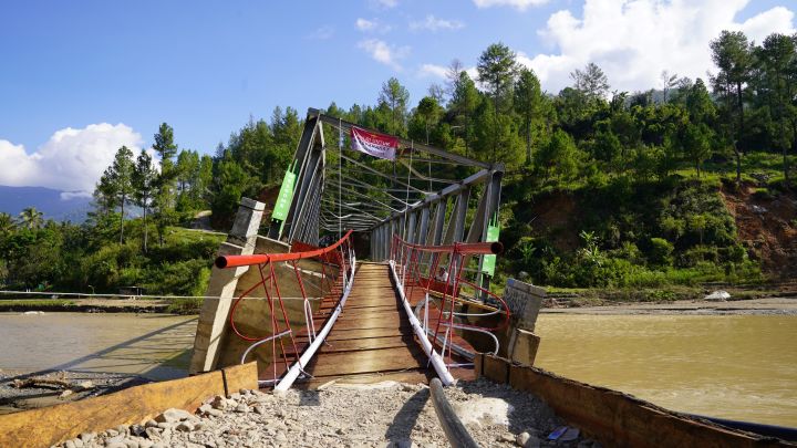 Warga Desa Penomon Jaya bergotong royong membuat jembatan sementara di Jembatan Atu Peltak di Kecamatan Rikit Gaib, Kabupaten Gayo Lues, Aceh, Rabu (24/12/2025). Foto: Ist