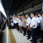 Kapolri Jenderal Polisi Listyo Sigit Prabowo bersama Menteri Perhubungan RI Dudy Purwagandhi dan manajemen PT Kereta Api Indonesia, saat melakukan peninjauan langsung di Stasiun Pasar Senen, Selasa (23/12/2025). Foto: Ist