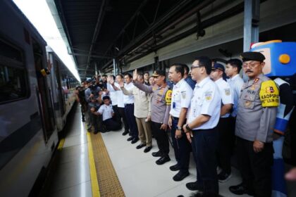 Kapolri Jenderal Polisi Listyo Sigit Prabowo bersama Menteri Perhubungan RI Dudy Purwagandhi dan manajemen PT Kereta Api Indonesia, saat melakukan peninjauan langsung di Stasiun Pasar Senen, Selasa (23/12/2025). Foto: Ist