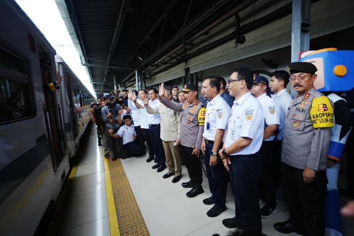 Kapolri Jenderal Polisi Listyo Sigit Prabowo bersama Menteri Perhubungan RI Dudy Purwagandhi dan manajemen PT Kereta Api Indonesia, saat melakukan peninjauan langsung di Stasiun Pasar Senen, Selasa (23/12/2025). Foto: Ist