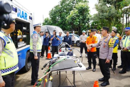 Kapolri Jenderal Listyo Sigit Prabowo bersama Menteri Perhubungan Dudy Purwagandhi saat meninjau mengecek kesiapan operasional pengamanan libur Natal dan Tahun Baru (Nataru) hingga teknologi pemantau lalu lintas berbasis e-TLE serta drone di Jasa Marga Tollroad Command Center (JMTC), Jatiasih, Kota Bekasi, Senin (22/12/2025). Foto: Ist