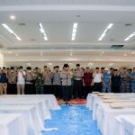 Kapolda Sumatera Barat, Irjen Pol Gatot Tri Suryanta, bertindak sebagai imam dalam pelaksanaan salat jenazah bagi 24 orang korban banjir yang telah teridentifikasi di Masjid Raya Sumatera Barat (Syekh Ahmad Khatib Al Minangkabawi), Rabu (10/12/2025). Foto: Ist