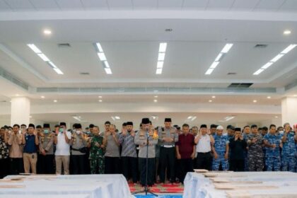 Kapolda Sumatera Barat, Irjen Pol Gatot Tri Suryanta, bertindak sebagai imam dalam pelaksanaan salat jenazah bagi 24 orang korban banjir yang telah teridentifikasi di Masjid Raya Sumatera Barat (Syekh Ahmad Khatib Al Minangkabawi), Rabu (10/12/2025). Foto: Ist