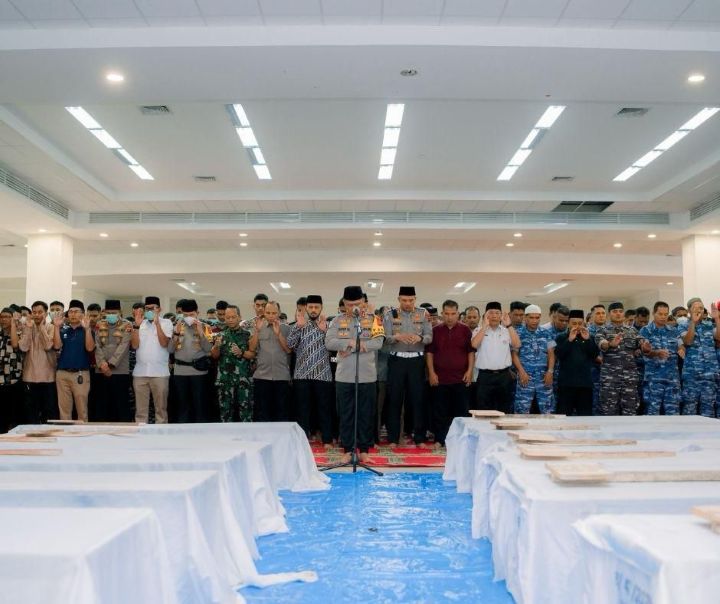 Kapolda Sumatera Barat, Irjen Pol Gatot Tri Suryanta, bertindak sebagai imam dalam pelaksanaan salat jenazah bagi 24 orang korban banjir yang telah teridentifikasi di Masjid Raya Sumatera Barat (Syekh Ahmad Khatib Al Minangkabawi), Rabu (10/12/2025). Foto: Ist