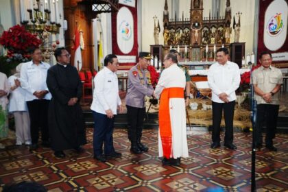 Kapolri Jenderal Pol Listyo Sigit Prabowo saat meninjau Gereja Katedral dan GPIB Immanuel Jakarta Pusat. Foto: Polri