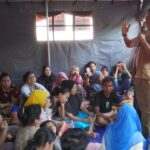 Kepala BNPB Letjen TNI Suharyanto saat meninjau Pos Pengungsian di Kantor Kecamatan Hanai, kabupaten Langkat, Sumatera Utara, Jumat (5/12/2025). Foto: Ist