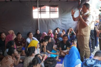 Kepala BNPB Letjen TNI Suharyanto saat meninjau Pos Pengungsian di Kantor Kecamatan Hanai, kabupaten Langkat, Sumatera Utara, Jumat (5/12/2025). Foto: Ist