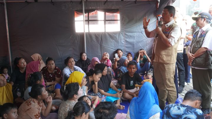 Kepala BNPB Letjen TNI Suharyanto saat meninjau Pos Pengungsian di Kantor Kecamatan Hanai, kabupaten Langkat, Sumatera Utara, Jumat (5/12/2025). Foto: Ist