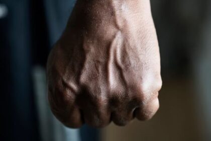 Ilustrasi - Seorang pria yang emosional mengepalkan jemari tangan dengan erat dan siap untuk meninju musuhnya. Foto: Freepik