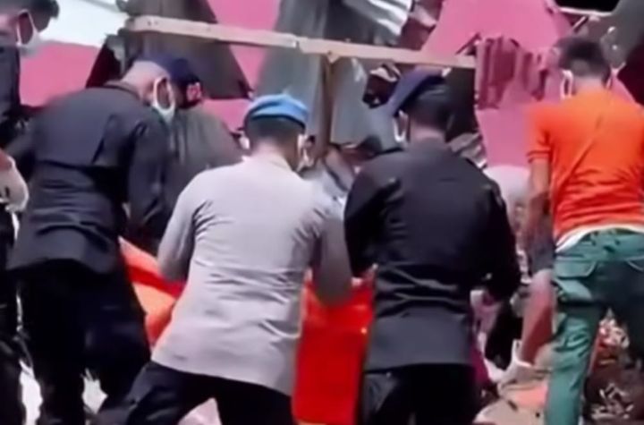 Brimob Polda Sumatera Utara menemukan bahwa jenazah yang baru dievakuasi tim adalah ibu kandungnya sendiri. Foto: Tangkap layar IG @brimobpoldasumut