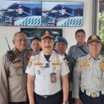 Kepala Terminal Kampung Rambutan, Revi Zulkarnain (tengah) dan jajaran serta anggota Polri dalam pengamanan Natal dan tahun baru 2026 di Terminal Kampung Rambutan, Jakarta Timur, Senin (29/12/2025). Foto: Ist