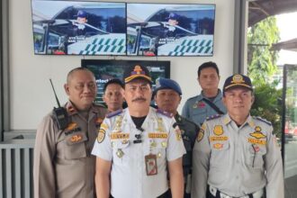 Kepala Terminal Kampung Rambutan, Revi Zulkarnain (tengah) dan jajaran serta anggota Polri dalam pengamanan Natal dan tahun baru 2026 di Terminal Kampung Rambutan, Jakarta Timur, Senin (29/12/2025). Foto: Ist