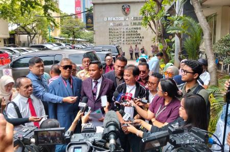 Roy Suryo cs saat menyambangi Polda Metro Jaya. (Foto: ist)
