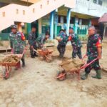 Sejumlah personil gabungan Kodim 0104/ Aceh Timur bergotong royong membersihkan Sekolah Dasar Negeri 2 Kota Langsa, Kota Langsa, Provinsi Aceh, Jumat (26/12/2025). Foto: Ist