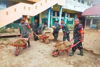 Sejumlah personil gabungan Kodim 0104/ Aceh Timur bergotong royong membersihkan Sekolah Dasar Negeri 2 Kota Langsa, Kota Langsa, Provinsi Aceh, Jumat (26/12/2025). Foto: Ist