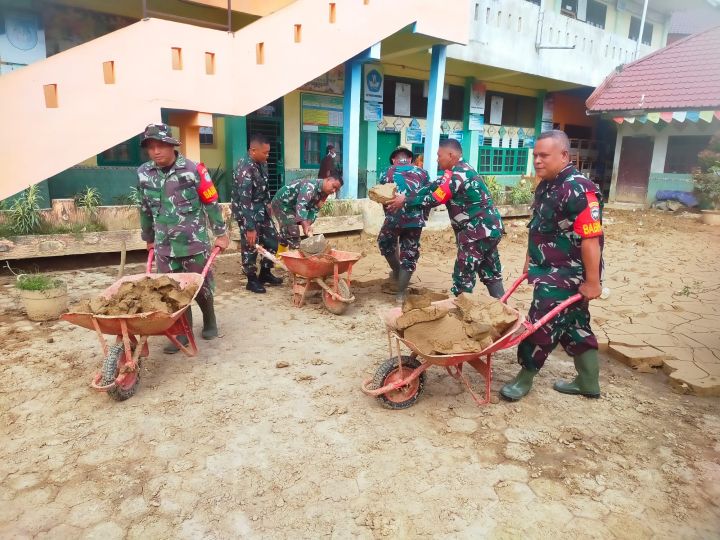 Sejumlah personil gabungan Kodim 0104/ Aceh Timur bergotong royong membersihkan Sekolah Dasar Negeri 2 Kota Langsa, Kota Langsa, Provinsi Aceh, Jumat (26/12/2025). Foto: Ist