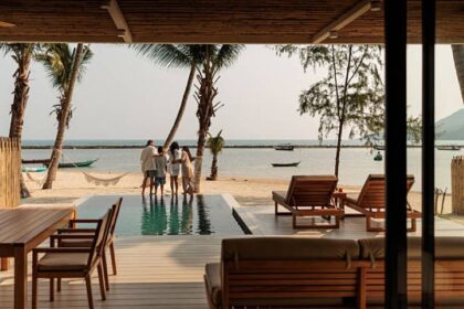 Ilustrasi liburan keluarga saat nataru. Foto: Istock @miodrag ignjatovic