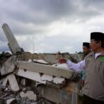 Menteri Agama Nasaruddin Umar menyerahkan bantuan Kementerian Agama kepada Pondok Pesantren Najmul Hidayah Al Aziziyah, Kabupaten Bireuen, Provinsi Aceh. Foto: Kemenag