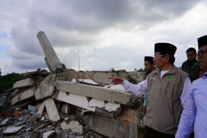 Menteri Agama Nasaruddin Umar menyerahkan bantuan Kementerian Agama kepada Pondok Pesantren Najmul Hidayah Al Aziziyah, Kabupaten Bireuen, Provinsi Aceh. Foto: Kemenag