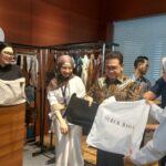 Mendag Busan meninjau produk UMKM di Jakarta Modest Summit 2026, menegaskan bahwa karya lokal memiliki daya saing tinggi di pasar internasional. Foto: Ipol.id / Vinolla Romadhona