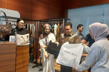 Mendag Busan meninjau produk UMKM di Jakarta Modest Summit 2026, menegaskan bahwa karya lokal memiliki daya saing tinggi di pasar internasional. Foto: Ipol.id / Vinolla Romadhona