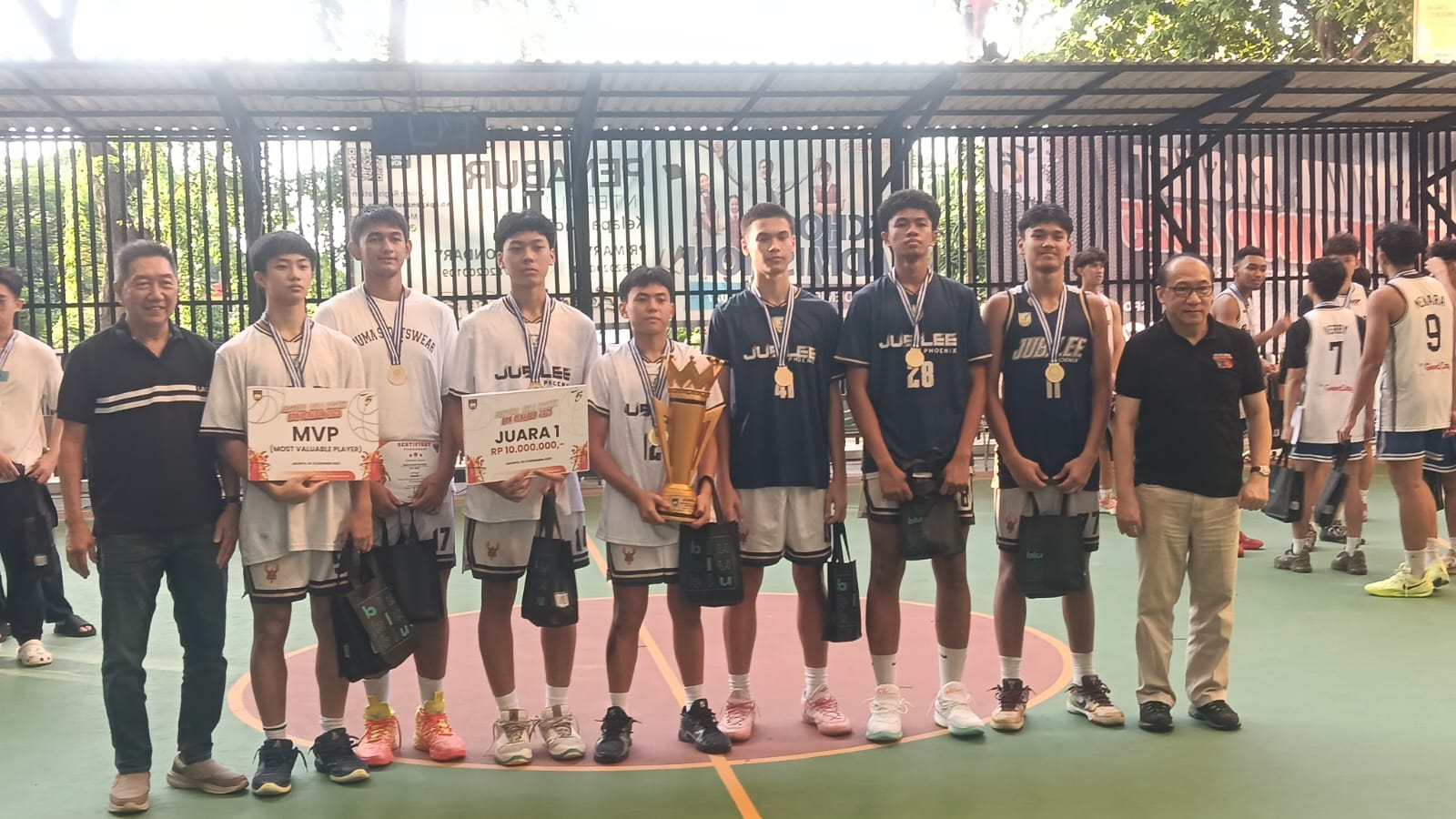 Tim SMA Jubilee sukses meraih juara pertama Festival Bola Basket BPK Penabur I/2025. Pada babak final yang berlangsung di Lapangan Basket BPK Penabur Kelapa Gading, Jakarta, Sabtu (13/12),  SMA Jubilee mengandaskan perlawan sengit BPK Penabur Cirebon dengan skor meyakinkan 54-37. Foto/ipol