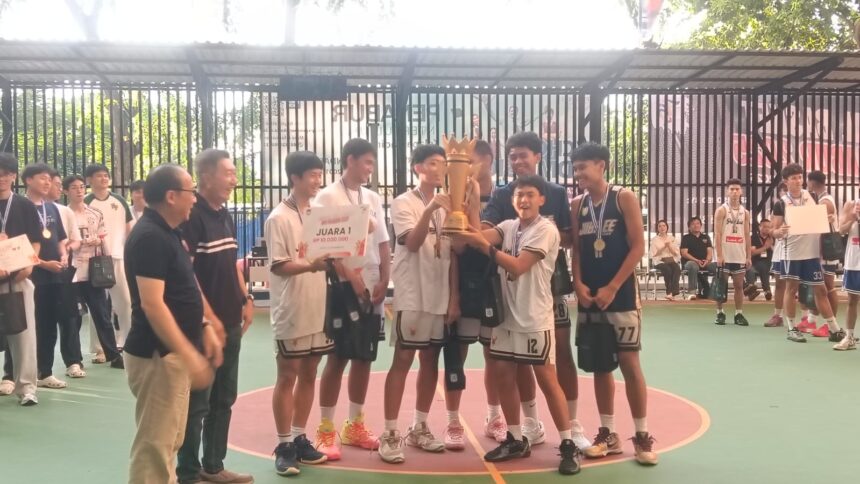 Tim SMA Jubilee sukses meraih juara pertama Festival Bola Basket BPK Penabur I/2025. Pada babak final yang berlangsung di Lapangan Basket BPK Penabur Kelapa Gading, Jakarta, Sabtu (13/12), SMA Jubilee mengandaskan perlawan sengit BPK Penabur Cirebon dengan skor meyakinkan 54-37. Foto/ipol