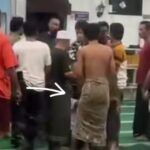 Momen saat warga dan polisi mengamankan SR, pria ODGJ yang mengumumkan “kiamat” menggunakan mikrofon masjid di Sampang. Foto: Tangkap layar IG @info.negri