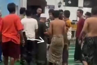 Momen saat warga dan polisi mengamankan SR, pria ODGJ yang mengumumkan “kiamat” menggunakan mikrofon masjid di Sampang. Foto: Tangkap layar IG @info.negri