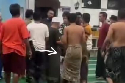 Momen saat warga dan polisi mengamankan SR, pria ODGJ yang mengumumkan “kiamat” menggunakan mikrofon masjid di Sampang. Foto: Tangkap layar IG @info.negri