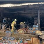 Sejumlah petugas Damkar memadamkan ratusan lapak dagangan buah di Pasar Induk Kramat Jati, Jakarta Timur, Senin (15/12/2025) sekitar pukul 08.30 WIB. Foto: Joesvicar Iqbal/ipol.id