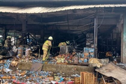 Sejumlah petugas Damkar memadamkan ratusan lapak dagangan buah di Pasar Induk Kramat Jati, Jakarta Timur, Senin (15/12/2025) sekitar pukul 08.30 WIB. Foto: Joesvicar Iqbal/ipol.id