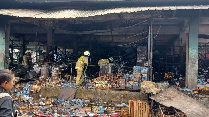 Sejumlah petugas Damkar memadamkan ratusan lapak dagangan buah di Pasar Induk Kramat Jati, Jakarta Timur, Senin (15/12/2025) sekitar pukul 08.30 WIB. Foto: Joesvicar Iqbal/ipol.id