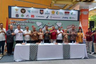 Ketua Umum APRINDO, Solihin, Direktur Jenderal Perdagangan Dalam Negeri Kementerian Perdagangan (Kemendag), Iqbal S. Shofwan, Deputi Bidang Usaha Kecil Kementerian UMKM, Temmy Satya Permana, dan Direktur Ritel dan Perkulakan Perumda Pasar Jaya, Sumanto, beserta jajaran, dalam konferensi pers kegiatan EPIC Sale 2025 'Bersama Kita Bisa JAYAPASAR Indonesia, 1 Desember 2025 - 4 Januari 2026' di Pasar Mayestik, Kebayoran Baru, Jakarta Selatan, Selasa (2/12/2025). Foto: Joesvicar Iqbal/ipol.id