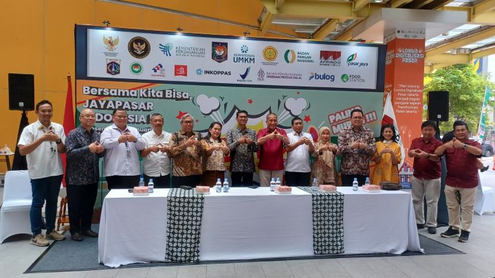 Ketua Umum APRINDO, Solihin, Direktur Jenderal Perdagangan Dalam Negeri Kementerian Perdagangan (Kemendag), Iqbal S. Shofwan, Deputi Bidang Usaha Kecil Kementerian UMKM, Temmy Satya Permana, dan Direktur Ritel dan Perkulakan Perumda Pasar Jaya, Sumanto, beserta jajaran, dalam konferensi pers kegiatan EPIC Sale 2025 'Bersama Kita Bisa JAYAPASAR Indonesia, 1 Desember 2025 - 4 Januari 2026' di Pasar Mayestik, Kebayoran Baru, Jakarta Selatan, Selasa (2/12/2025). Foto: Joesvicar Iqbal/ipol.id