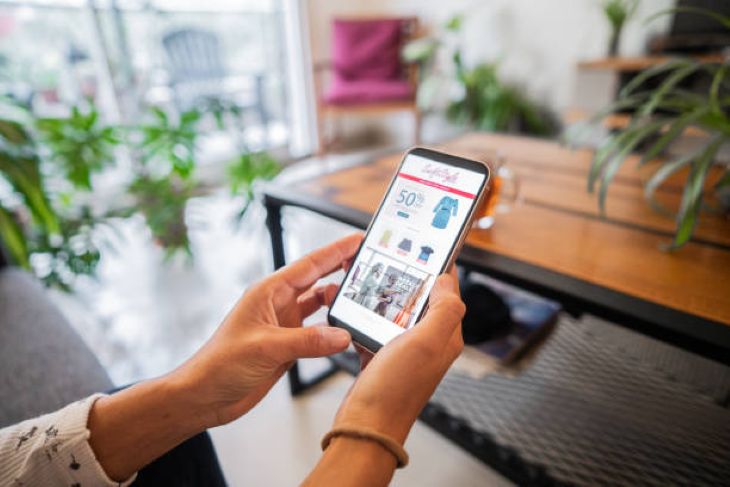 Ilustrasi, OJK resmi mengatur layanan Buy Now Pay Later melalui POJK 32/2025 guna menjaga stabilitas sektor jasa keuangan. Foto: Istock @Frazao Studio Latino