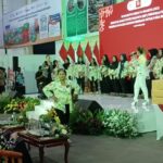 Suasana ceria saat para buruh perempuan pengupas bawang tampil percaya diri melenggang bak model dihadapan para isteri pejabat Pemprov DKI Jakarta dalam acara Hari Ibu tahun 2025 digelar Komunitas Kebaya Jakarta (KBJ) bersama Bhakti Istri Pegawai (BIP) Perumda Pasar Jaya untuk Para Ibu Tangguh di Pasar Induk Kramat Jati, Jakarta Timur, Rabu (3/12/2025). Foto: Joesvicar Iqbal/ipol.id