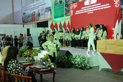 Suasana ceria saat para buruh perempuan pengupas bawang tampil percaya diri melenggang bak model dihadapan para isteri pejabat Pemprov DKI Jakarta dalam acara Hari Ibu tahun 2025 digelar Komunitas Kebaya Jakarta (KBJ) bersama Bhakti Istri Pegawai (BIP) Perumda Pasar Jaya untuk Para Ibu Tangguh di Pasar Induk Kramat Jati, Jakarta Timur, Rabu (3/12/2025). Foto: Joesvicar Iqbal/ipol.id