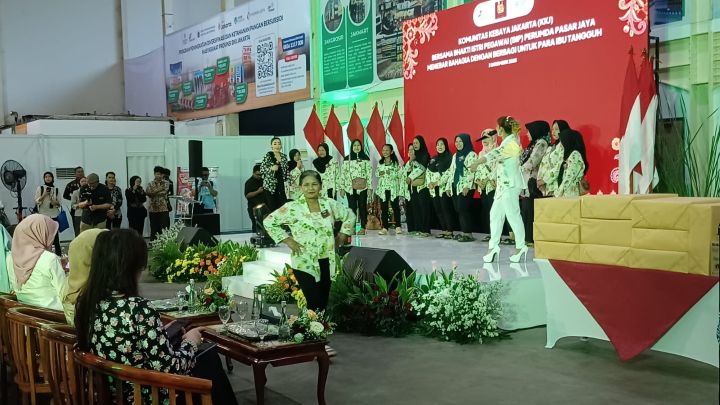 Suasana ceria saat para buruh perempuan pengupas bawang tampil percaya diri melenggang bak model dihadapan para isteri pejabat Pemprov DKI Jakarta dalam acara Hari Ibu tahun 2025 digelar Komunitas Kebaya Jakarta (KBJ) bersama Bhakti Istri Pegawai (BIP) Perumda Pasar Jaya untuk Para Ibu Tangguh di Pasar Induk Kramat Jati, Jakarta Timur, Rabu (3/12/2025). Foto: Joesvicar Iqbal/ipol.id
